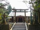 旦飯野神社参道から見上げた石鳥居と石燈篭
