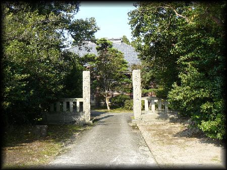 福隆寺参道から見た石柱山門