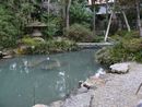五泉八幡宮庭園の池と意匠的な燈篭