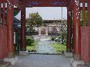 顕窓慶字と縁がある慈光寺山門から見た境内（院庭）