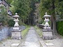 中山神社参道石畳み沿いにある石燈篭