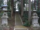 中山神社生い茂る社叢と石燈篭