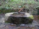 中山神社境内に流れ落ちる手水と手水鉢
