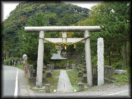 ���R�_�Ћ������ʂɐ݂���ꂽ�Β����ƐΑ��Ѝ��W