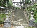 能生白山神社参道に設けられた石燈篭と石段