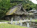 白山神社神池越に見える茅葺屋根の懐かしい雰囲気の拝殿