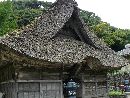白山神社拝殿の重厚な茅葺屋根