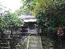 能生白山神社本殿と中門、それを囲う玉垣