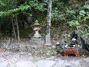 白山神社境内に伝説がある流れ落ちる手水と石燈篭