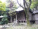 青海神社拝殿右斜め前方とその奥に見える社務所