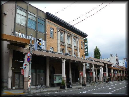旧百三十九銀行本店を左斜め正面から撮影した全景画像