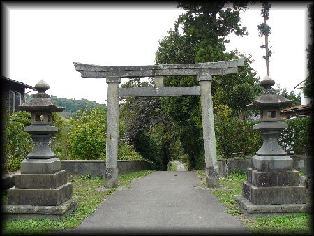 居多神社参道に設けられた石鳥居と石燈篭