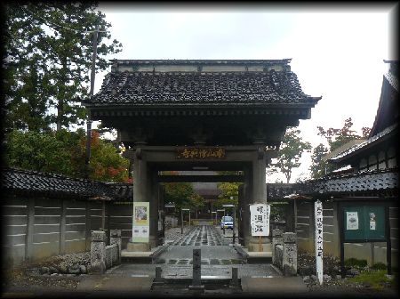 浄興寺境内正面に設けられた山門