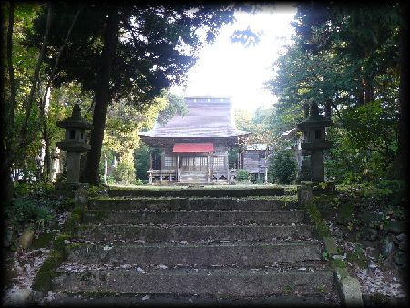 密蔵院参道石段から撮影した境内の様子を写した画像