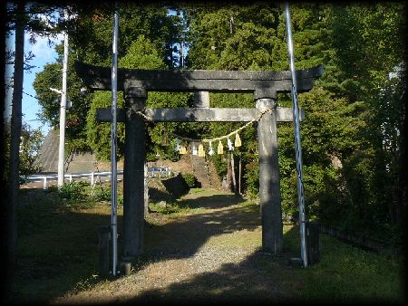 菅原神社境内正面に設けられた石造鳥居