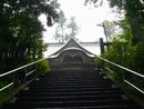 青海神社参道石段から見上げた拝殿