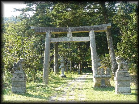 宮川神社境内正面に設けられた石鳥居と石造狛犬