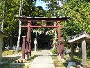 二田物部神社参道石畳みから見た木製鳥居と手水舎