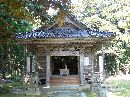 堀秀治と縁がある二田物部神社拝殿正面と石造狛犬