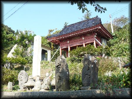 �ŒJ�ω����������ʂɐ݂���ꂽ�M�\���ƐΕ�