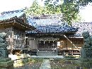 鵜川神社参道石畳みから見た拝殿正面と石造狛犬