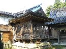 鵜川神社境内に設けられた神楽殿