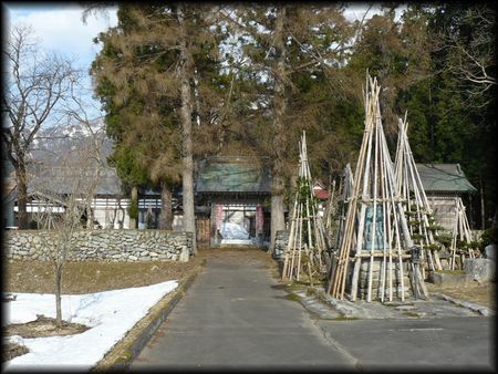 大福寺参道から撮影した山門の画像