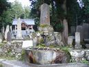 八海神社境内に設けられている手水鉢と石碑群