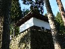 関興寺参道から見上げた土蔵造の経蔵と苔むした石垣