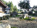 関興寺本堂前に作庭された静寂な石庭