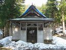 残雪に雪垣されている大前神社拝殿の正面画像