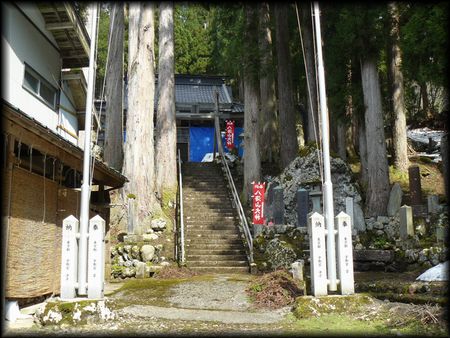 ��{�_�Ёi��q�j��������B�e�����Βi�Ƃ��̏�ɂ���q�a�̉摜