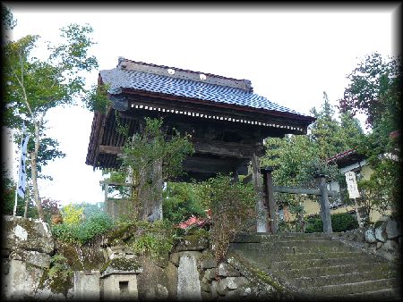 龍澤寺石段から見上げた歴史が感じられる山門