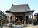 小丹生神社拝殿の正面とその前に置かれた石造狛犬