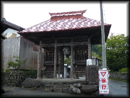 椿沢寺参道正面設けられた歴史が感じられる山門と石碑