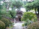 牧野秀成と縁がある椿沢寺植栽から垣間見える本堂