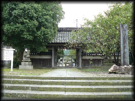 藤基神社境内正面に設けられた神門と石造社号標