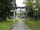 内藤弌信と縁がある藤基神社参道石畳み沿いにある石鳥居