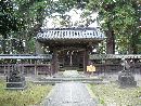 内藤弌信と縁がある藤基神社神門と接続する透塀、その前に安置されている石造狛犬