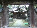 藤基神社神門から見た境内