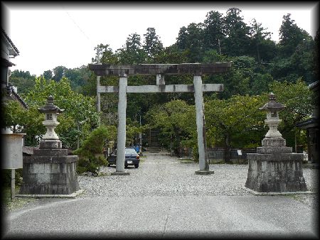 西奈彌羽黒神社境内正面に設けられた石造鳥居と石燈籠