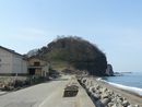 日本海に突き出る筥堅山（筥堅八幡宮境内）全景