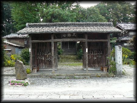 �ω����������ʂɐ݂���ꂽ�R��ƐΑ������W