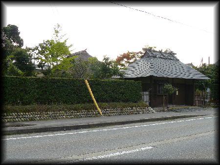 旧成田家住宅の植栽と表門