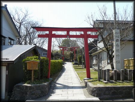 西奈弥神社境内正面に設けられた朱色の大鳥居と石造社号標