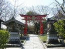 西奈弥神社参道沿いにある鳥居と石造狛犬と手水舎