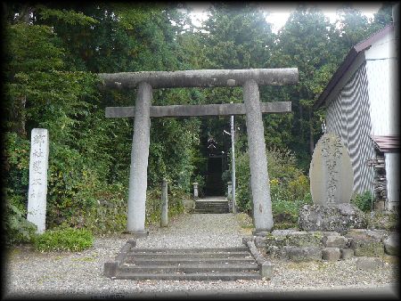 斐太神社境内正面に設けられた大鳥居と石造社号標
