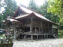 関山神社社殿右斜め前方と砲弾