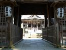 蒼柴神社神門（随身門）から見た境内と提灯