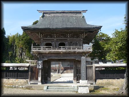 本光寺正面に建立されている格式が感じられる山門